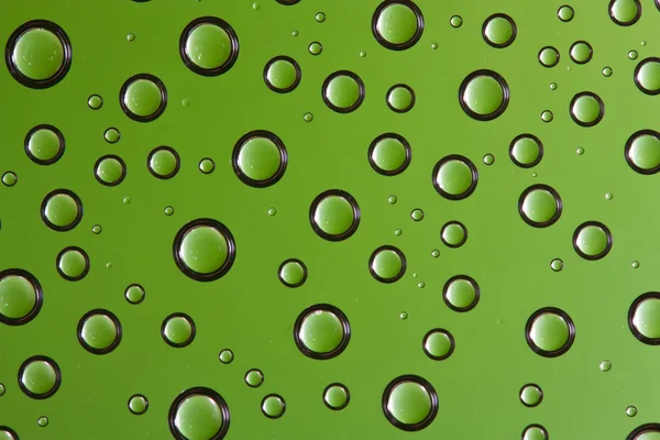 水落在绿色背景 — 图库照片