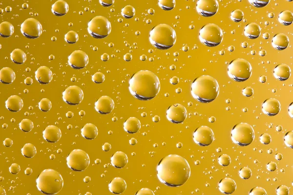 Astratto gocce d'acqua su sfondo giallo — Foto Stock