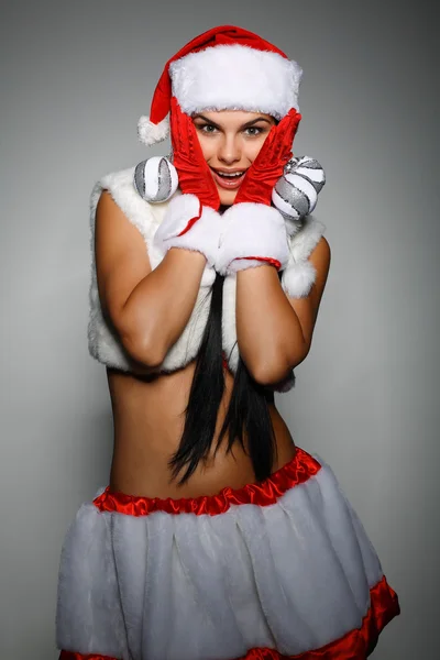 Schöne und sexy Frau im Weihnachtsmann-Kostüm — Stockfoto