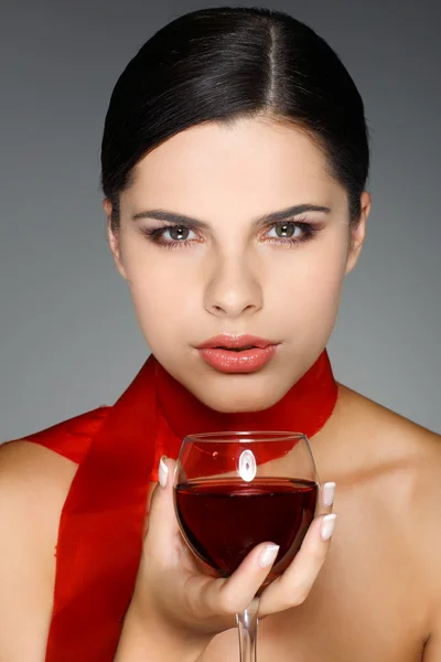 Красива молода дівчина з келихом вина — стокове фото