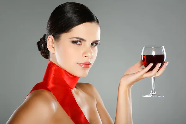 Bir bardak şarap ile güzel genç kız — Stok fotoğraf