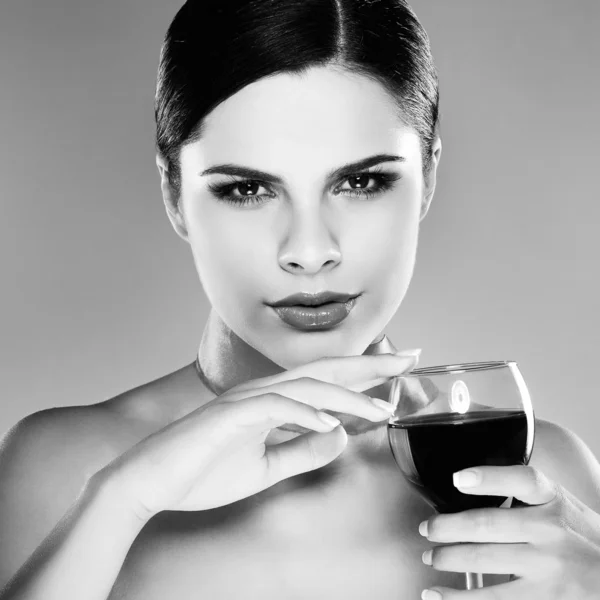 Hermosa joven con copa de vino — Foto de Stock
