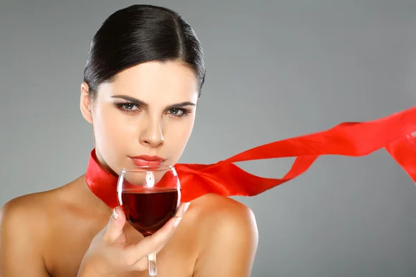 Красивая девушка с бокалом вина — стоковое фото