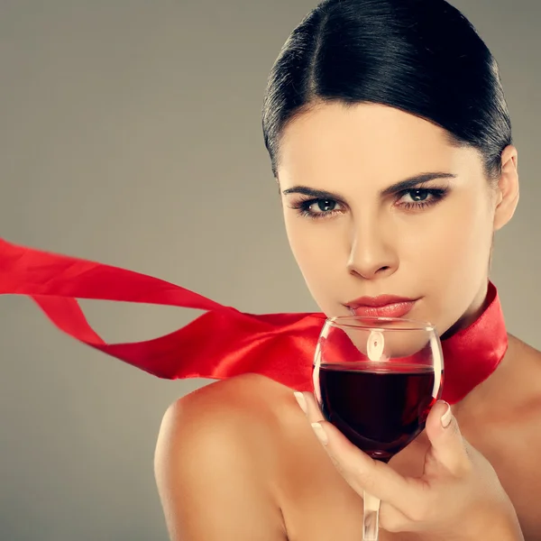 美しい少女、ワインのガラス — ストック写真
