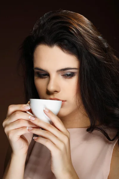 Piękna, młoda dziewczyna z kubkiem kawy — Zdjęcie stockowe