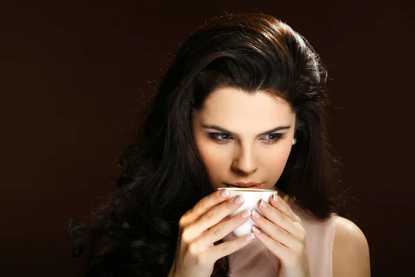 コーヒーのカップで美しい少女 ストック画像