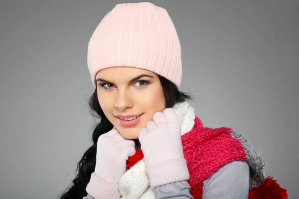 Ein Foto von schönen Mädchen ist in Winterkleidung — Stockfoto