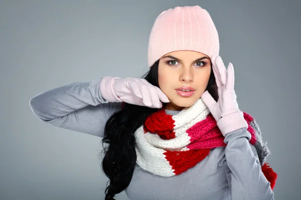 Ett foto av vacker flicka är i vinterkläder — Stockfoto