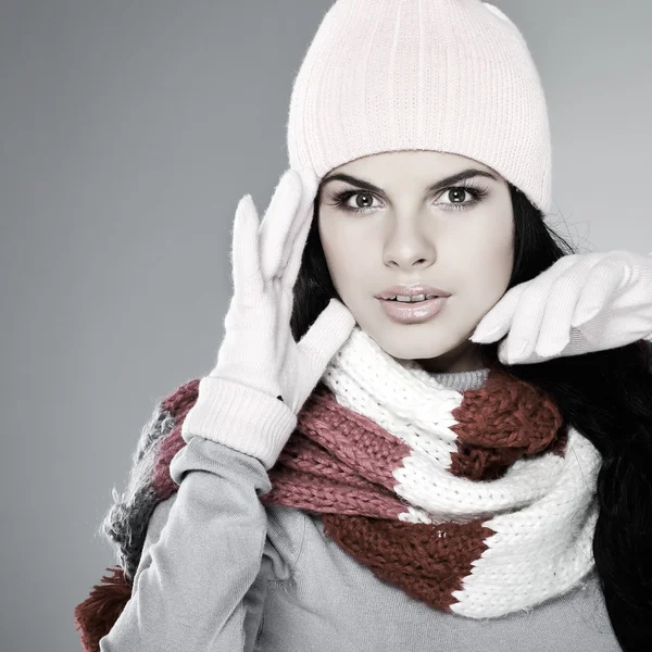 美丽的一张照片是女孩的在冬天的衣服 — 图库照片