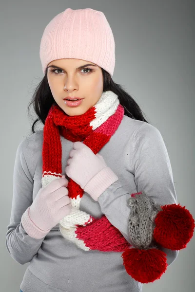 Ett foto av vacker flicka är i vinterkläder — Stockfoto