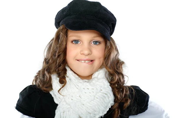 Ένα όμορφο κοριτσάκι που είναι στο φθινόπωρο ρούχα, απομονωμένη σε ένα λευκό αμουδερές — Φωτογραφία Αρχείου