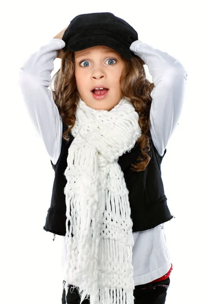 En liten vacker flicka är i höst kläder, isolerad på en vit bak — Stockfoto