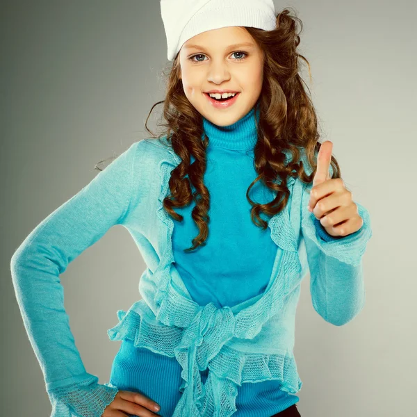 Una piccola bella ragazza è in abiti autunnali — Foto Stock