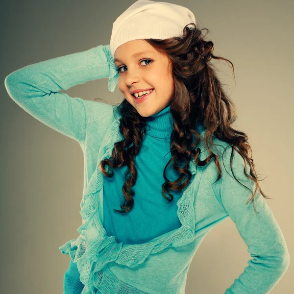 Маленькая красивая девочка в осенней одежде — стоковое фото