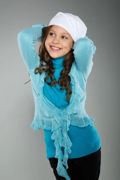 Una piccola bella ragazza è in abiti autunnali — Foto Stock