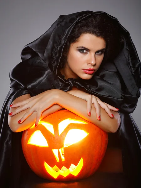 Sexuella brunett i dräkten av häxan i natten av halloween — Stockfoto