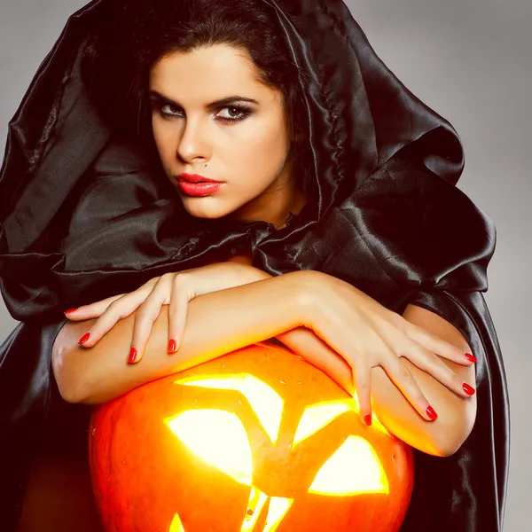 Bruna sessuale nella tuta di strega nella notte di Halloween — Foto Stock