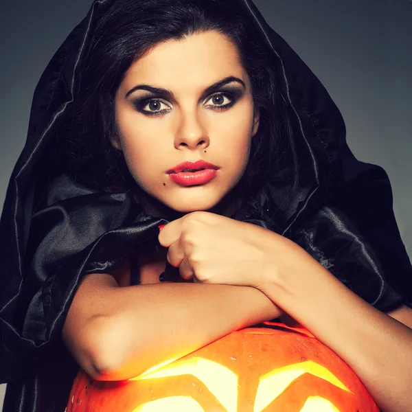 Bruna sessuale nella tuta di strega nella notte di Halloween — Foto Stock