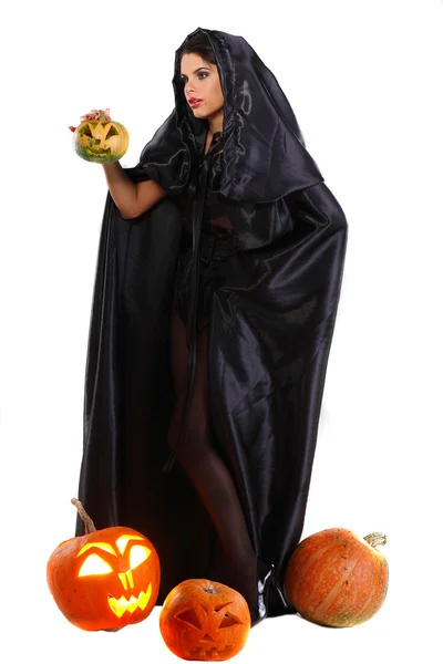 Сексуальная брюнетка в костюме ведьмы в ночь Хэллоуина — стоковое фото