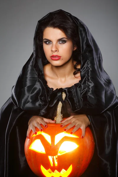 Сексуальная брюнетка в костюме ведьмы в ночь Хэллоуина — стоковое фото