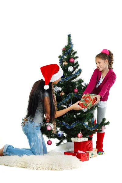 母亲和女儿附近的一棵圣诞树，与白色 b 上孤立的礼物 — 图库照片