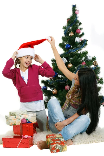 母と娘に近い白 b 上に分離されて贈り物とクリスマス ツリー — ストック写真