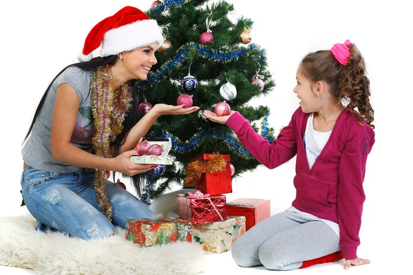 母と娘に近い白 b 上に分離されて贈り物とクリスマス ツリー — ストック写真