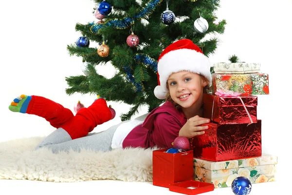 Pequena menina bonita perto de uma árvore de Natal isolada em um fundo branco — Fotografia de Stock