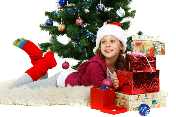 Lilla vackra flicka nära en julgran som isolerad på en vit bakgrund — Stockfoto
