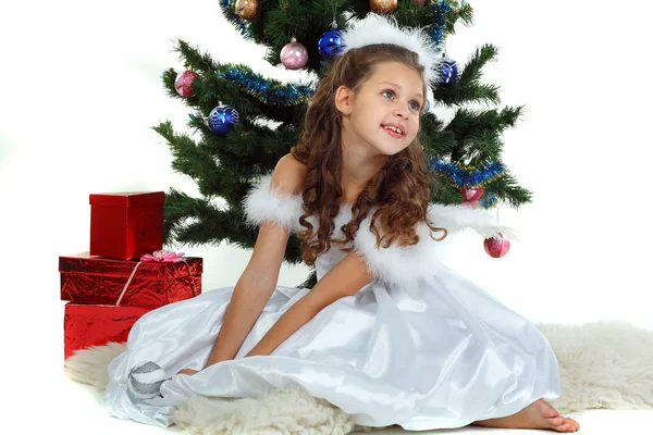 Krásná holčička poblíž vánoční stromeček izolovaných na bílém pozadí — Stock fotografie