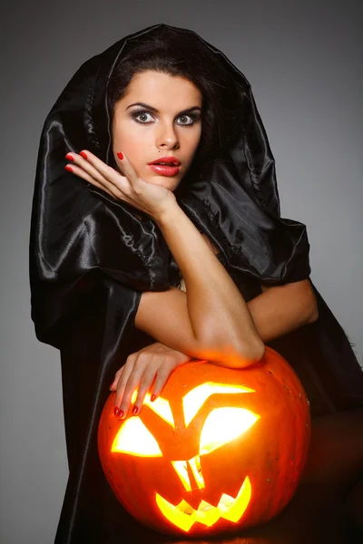 Cadı halloween gece elbiseli cinsel esmer — Stok fotoğraf