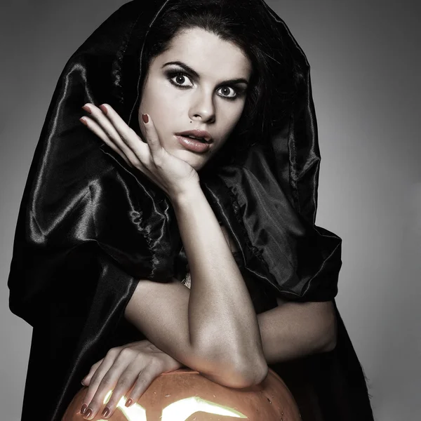 Sexuální bruneta v obleku čarodějnice v noci na halloween — Stock fotografie