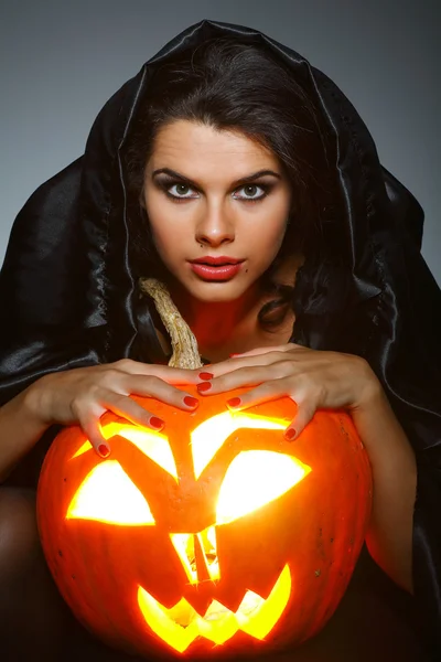 Sexuella brunett i dräkten av häxan i natten av halloween — Stockfoto