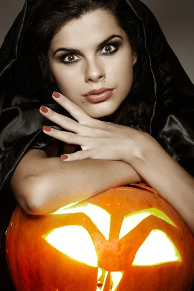 Morena sexual no terno de bruxa na noite de Halloween — Fotografia de Stock