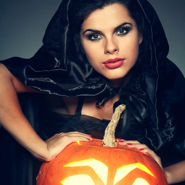 Seksuele brunette in het pak van de heks in de nacht van halloween — Stockfoto