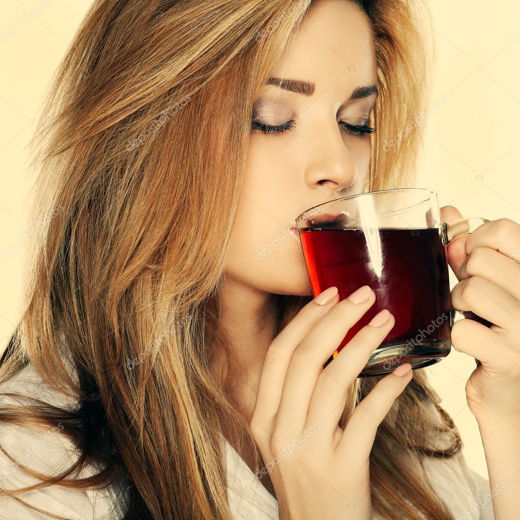 Beautiful young girl with the cup of tea — Stock Photo © pandorabox