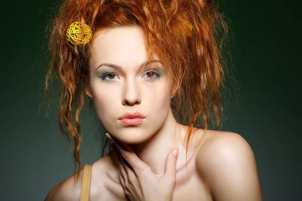 美丽性红发女孩的肖像 — 图库照片