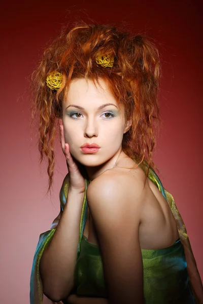 美丽性红发女孩的肖像 — 图库照片