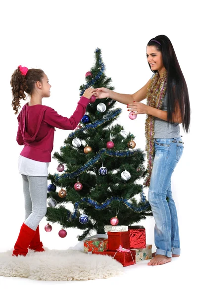 母亲和女儿附近的一棵圣诞树，与白色 b 上孤立的礼物 — 图库照片