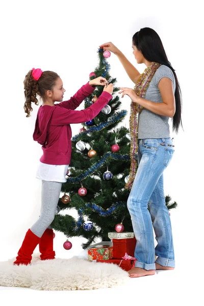 Anne ve kızı ile beyaz b izole hediyeler, Noel ağacı yakın: — Stok fotoğraf