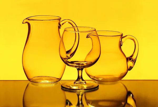 Dos jarras vacías y una copa de vino — Foto de Stock