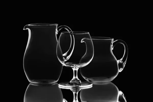 Dois jarros vazios e um copo de vinho — Fotografia de Stock