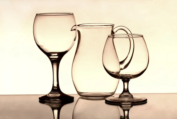 Due bicchieri da vino e una brocca sullo specchio — Foto Stock