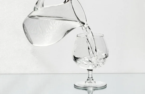ワイングラスは水差しから水でいっぱいです。 — ストック写真