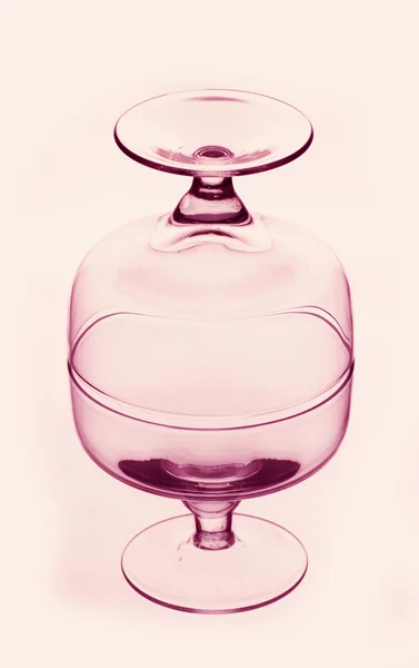 Стеклянная чаша на зеркале — стоковое фото