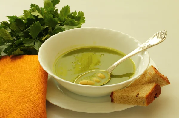 A soup with spinach and beans — Stock Photo, Image