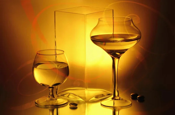 Ваза и два бокала вина — стоковое фото