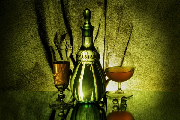 Un vase, deux verres à vin et quatre boules de verre — Photo