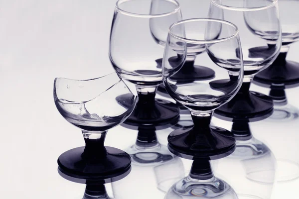 Alcuni bicchieri da vino con uno rotto — Foto Stock