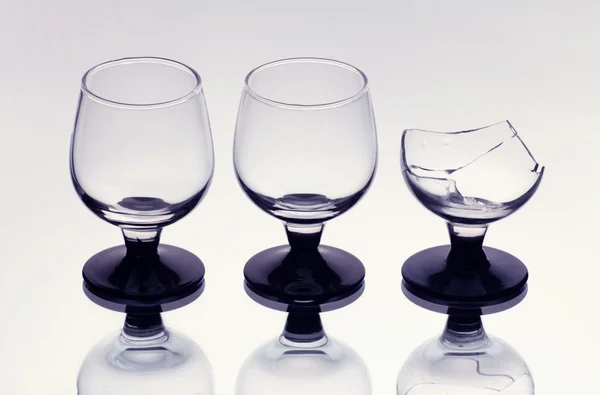 Tre bicchieri da vino di cui uno rotto — Foto Stock